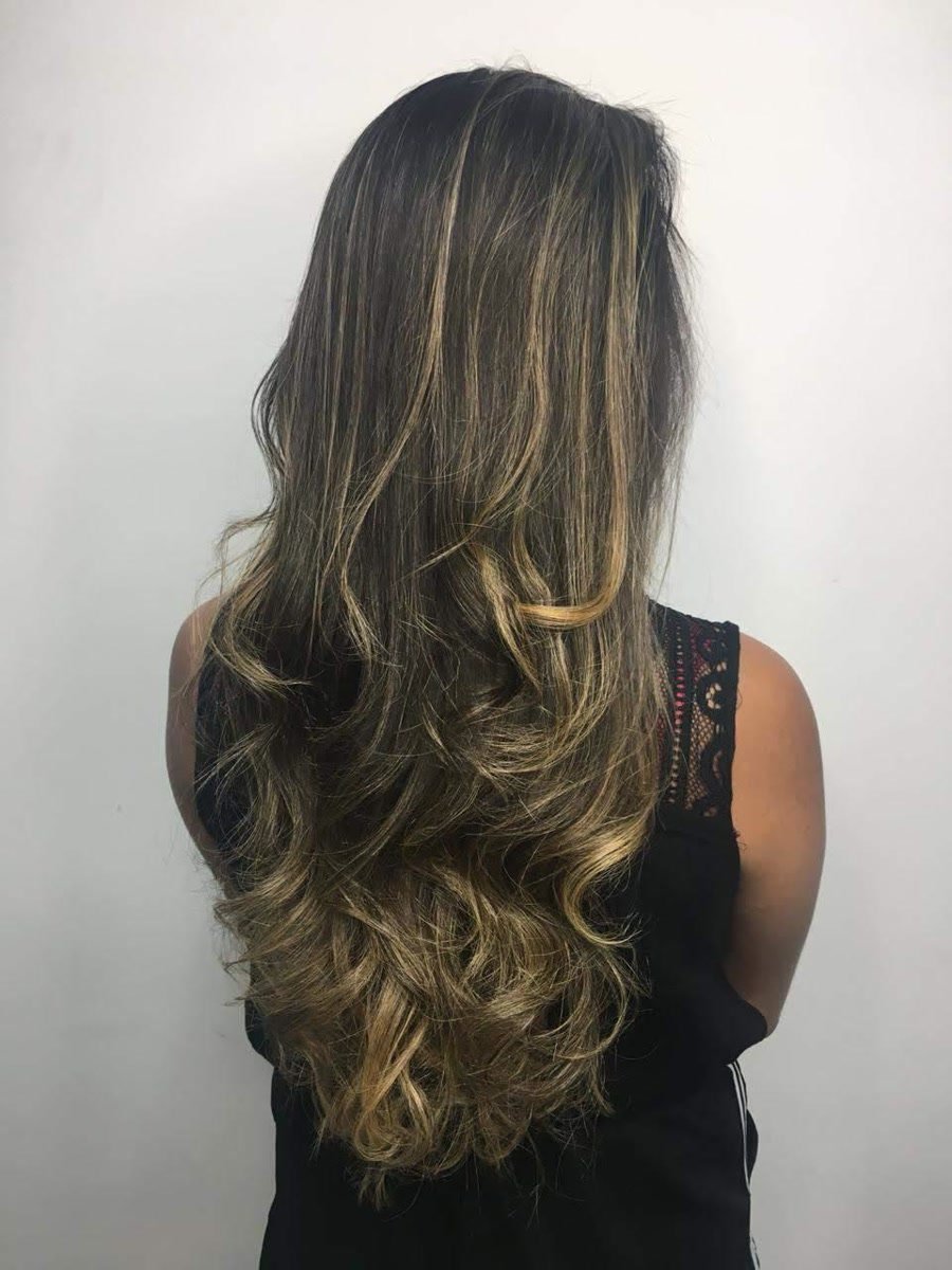 Cabelo castanho com mechas iluminadas, visto por trás